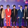 Penampilan kece dan elegan Super Junior di red carpet MAMA 2017 Hong Kong.