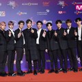 Para personel Wanna One adu ganteng di red carpet MAMA 2017 Hong Kong.