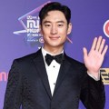 Lee Je Hoon di red carpet MAMA 2017 Hong Kong.