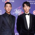 Dua sahabat, Ji Soo dan Nam Joo Hyuk bertemu di red carpet MAMA 2017 Hong Kong.