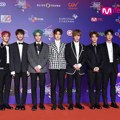 Gaya keren nan variatif NCT 127 di red carpet MAMA 2017 Hong Kong.