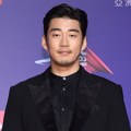 Yoon Kye Sang di red carpet MAMA 2017 Hong Kong.