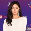 Lee Sun Bin tampil cantik dengan gaun putih di red carpet MAMA 2017 Jepang.