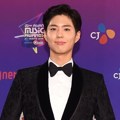 Pose super ganteng Park Bo Gum di red carpet MAMA 2017 Jepang.