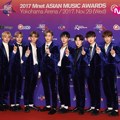 Gantengnya para member Wanna One di red carpet MAMA 2017 Jepang.