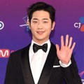 Seo Kang Joon di red carpet MAMA 2017 Jepang.