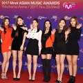 Penampilan cantik nan imut Twice di red carpet MAMA 2017 Jepang.