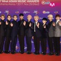 Seventeen di red carpet MAMA 2017 Jepang.