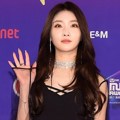 Pose cantik Kim Chung Ha di red carpet MAMA 2017 Jepang.