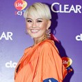 Agnes Monica tersenyum manis di red carpet MAMA 2017 Vietnam.