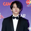 Pose ganteng Kim Samuel yang bikin meleleh di red carpet MAMA 2017 Vietnam.