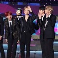 BTS meraih piala Best Asian Style di MAMA 2017 Hong Kong.