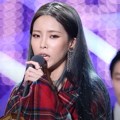 Heize meraih piala Best Vocal Performance Female Solo di MAMA 2017 Hong Kong.
