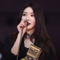 Chung Ha meraih piala Best of Next di MAMA 2017 Jepang.