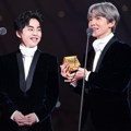 EXO-CBX meraih piala Best Asian Style in Japan di MAMA 2017 Jepang.