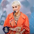 Agnes Monica meraih piala Best Asian Artist Indonesia di MAMA 2017 Vietnam.
