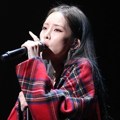 Penampilan Heize di panggung MAMA 2017 Hong Kong.