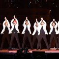 Penampilan Seventeen di panggung MAMA 2017 Jepang.