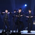 Penampilan NU'EST W di panggung MAMA 2017 Jepang.