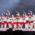 Penampilan AKB48 di panggung MAMA 2017 Jepang.
