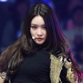 Penampilan Chung Ha di panggung MAMA 2017 Jepang.