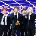 BTS meraih piala Artist of the Year di MAMA 2017 Hong Kong.