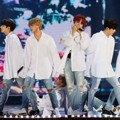 Bangtan Boys Saat Nyanyikan Lagu 'You Never Walk Alone' dan 'Spring Day'