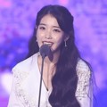 IU Raih Piala Best Album of the Year