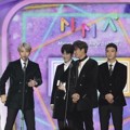EXO Saat Raih Piala Best Dance Male