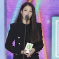 IU Raih Piala Best Songwriter