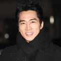 Song Seung Heon yang memerankan malaikat kematian tampak tersenyum cerah saat menghadiri pesta perpisahan drama 'Black'