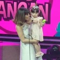 Gisella Anastasia menemani Gempita menerima piala setelah memenangkan kategori Kids Seleb Kesayangan.