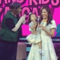 Sarwendah mewakili Ruben Onsu menerima penghargaan Daddy & Kids Kesayangan bersama Thalia.
