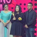 Orangtua Adam Fabumi, Ratih dan Ludi, tampil serba hitam saat menerima penghargaan Inspiring Mom.