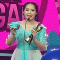 Nagita Slavina tampil cantik di atas panggung saat menang sebagai Keluarga Kesayangan.