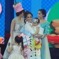 Sarwendah Tampil Menyanyi di panggung Mom & Kids Awards 2017 ditemani Ussy hingga Irfan Hakim.