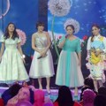 Sarwendah, Gisella, Nagita, dan Ussy bersama menyanyikan sebuah lagu di panggung Mom & Kids Awards.