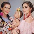 Geng Yasmine Wildblood, Alice Norin, dan Mikaila Patritz tampil dengan nuansa colourful bersama bayi-bayi mereka.