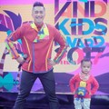 Irfan Hakim dan putra bungsunya kompak serba merah di Mom & Kids Awards 2017.