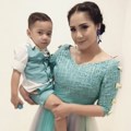 Nagita Slavina berdandan bak balerina sembari menggendong Rafathar di Mom & Kids Awards 2017.