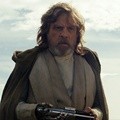 Luke Skywalker akhirnya beraksi sejak 'Star Wars: Return of the Jedi (1983)'. Sebelumnya ia hanya muncul sekilas di akhir 'The Force Awakens'.