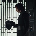 Masa lalu Kylo Ren (Adam Driver) dan Luke Skywalker pun terungkap. Dendam Kylo Ren begitu membara kepada Luke.