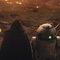 Luke masih ditemani teman setianya. Star Wars Universe menciptakan dua karakter baru, burung kecil Porgs dan rubah kristal Vulptex.