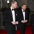 Pangeran William dan Harry menghadiri acara premiere dan mendapat gift spesial berupa helm Stormtrooper.