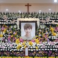 Foto portrait Jonghyun yang dipajang di rumah duka Asan Medical Center, Seoul dimana pelantun 'Lonely' itu terlihat tersenyum cerah.