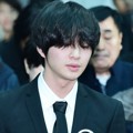 Onew terlihat tak bertenaga namun tetap tegar saat prosesi pemakaman Jonghyun.