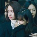 Yoona merangkul Tae Yeon yang menangis tersedu-sedu saat prosesi pemakaman Jonghyun.