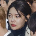 Sooyoung terlihat berwajah sembab saat menghadiri prosesi pemakaman Jonghyun.