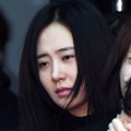 Yuri menangis dan wajahnya terlihat bengkak saat prosesi pemakaman Jonghyun. Yuri menangis dan wajahnya terlihat bengkak saat prosesi pemakaman Jonghyun.