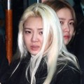 Seperti rekan-rekan satu grupnya, Hyoyeon juga tak kuasa menahan tangis saat prosesi pemakaman Jonghyun.